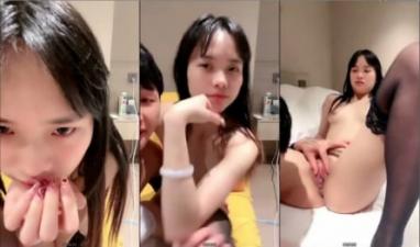 酒店里面和年轻长发女友玩穴,白虎嫩逼蝴蝶逼 舌头挑逗无套打桩机